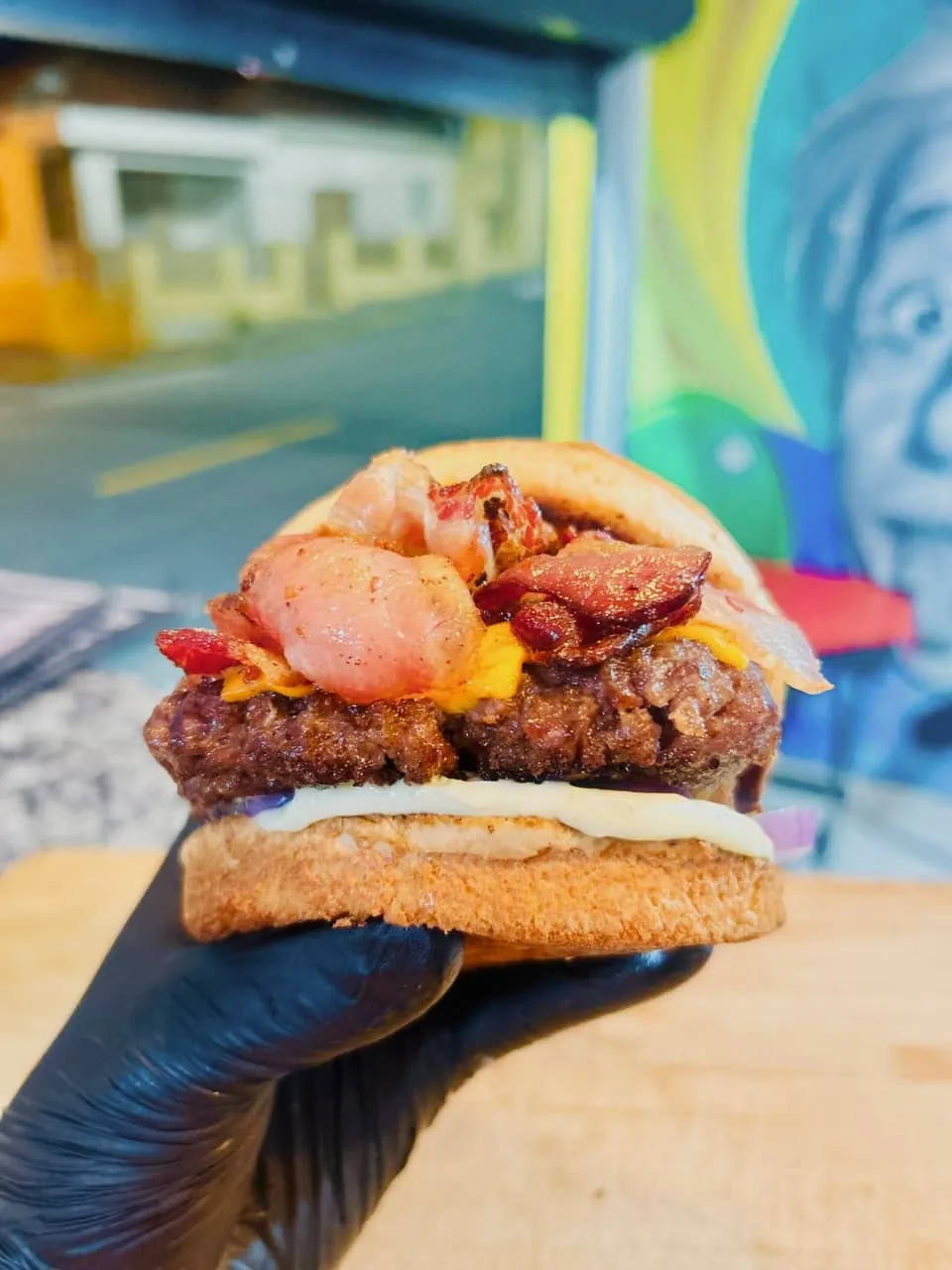 Hambúrguer com fatias de bacon crocante e queijo derretido